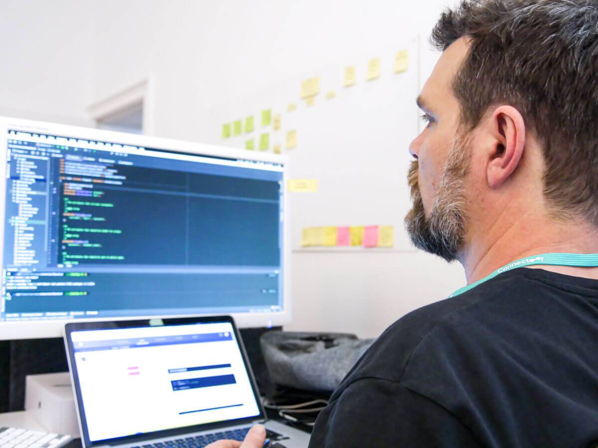 Unser Entwickler Team arbeitet täglich an der Optimierung der Connectoor Software